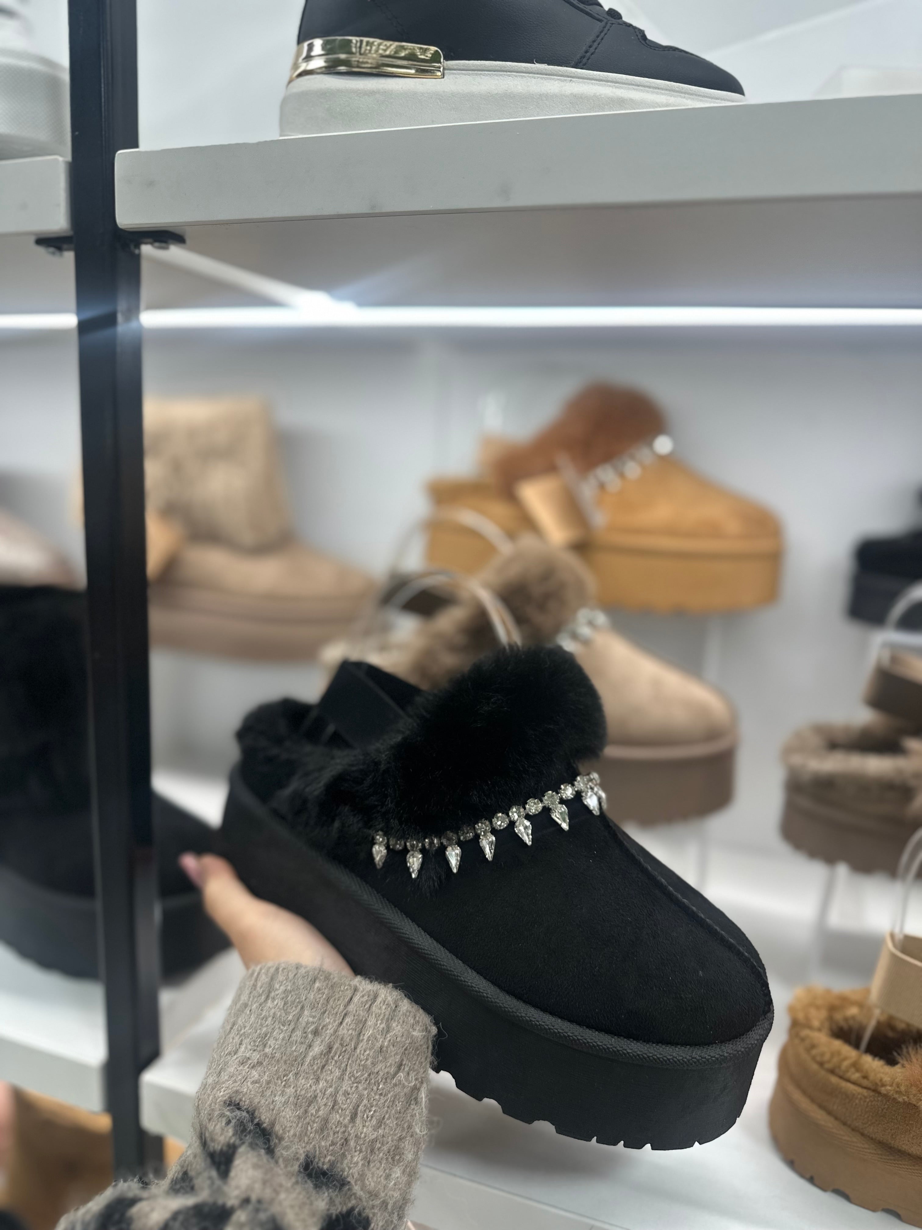 Papuci UG negrii pietre