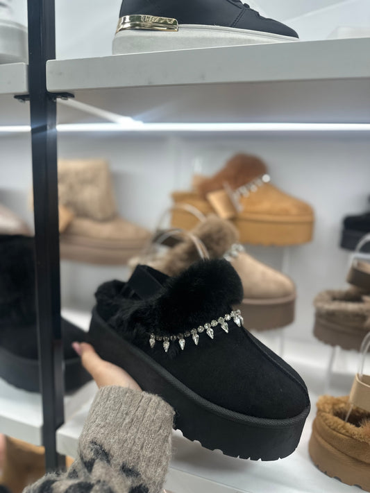 Papuci UG negrii pietre