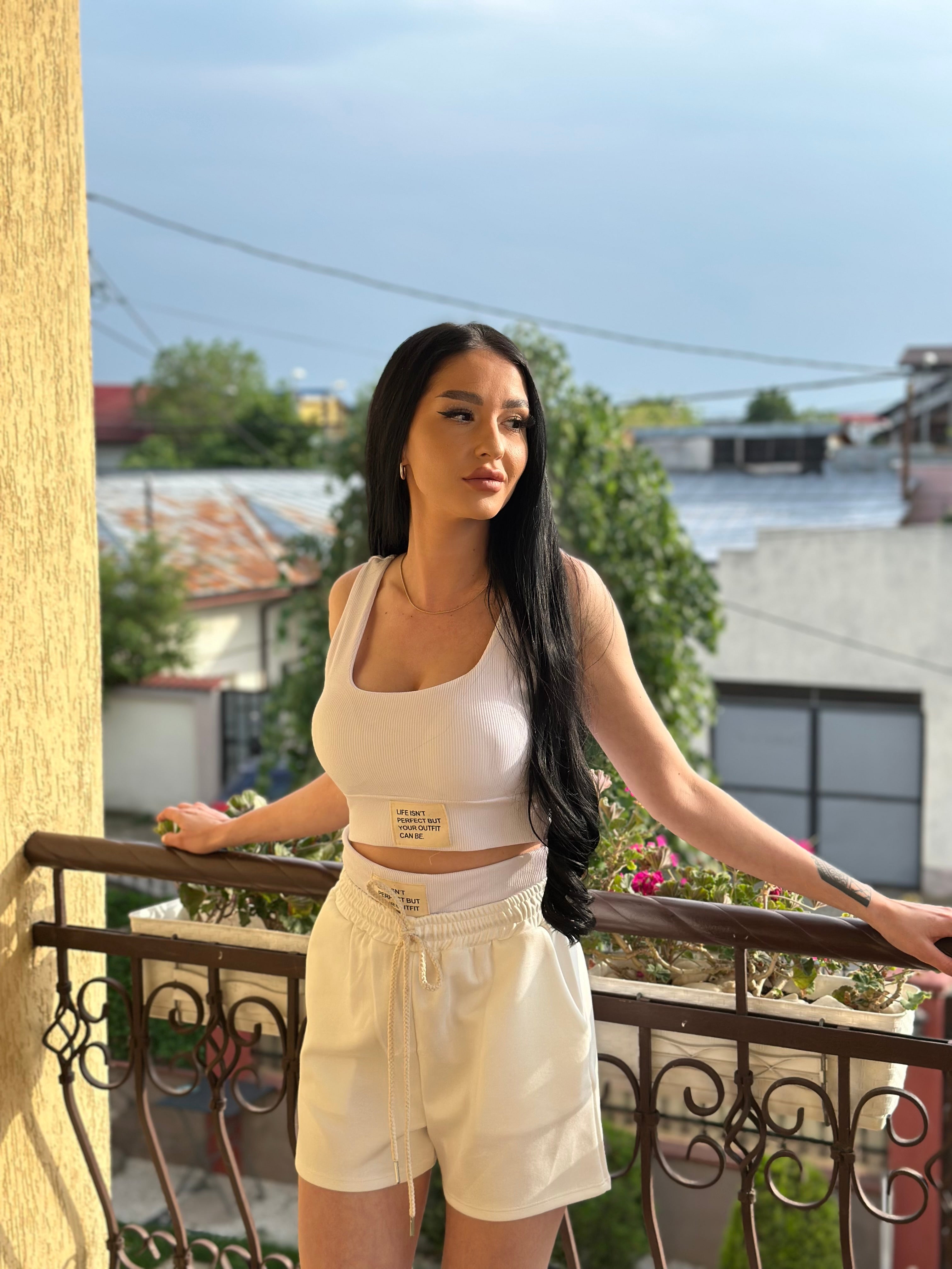 Compleu Bella White